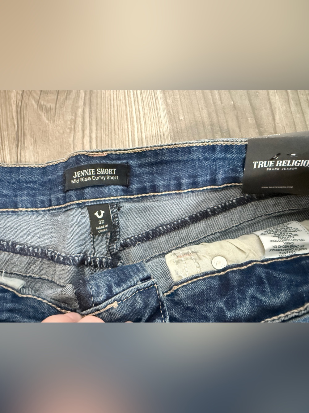 True Religion Jennie Medium Rise Curvy Rolled Short Flap - Picture 2 of 3